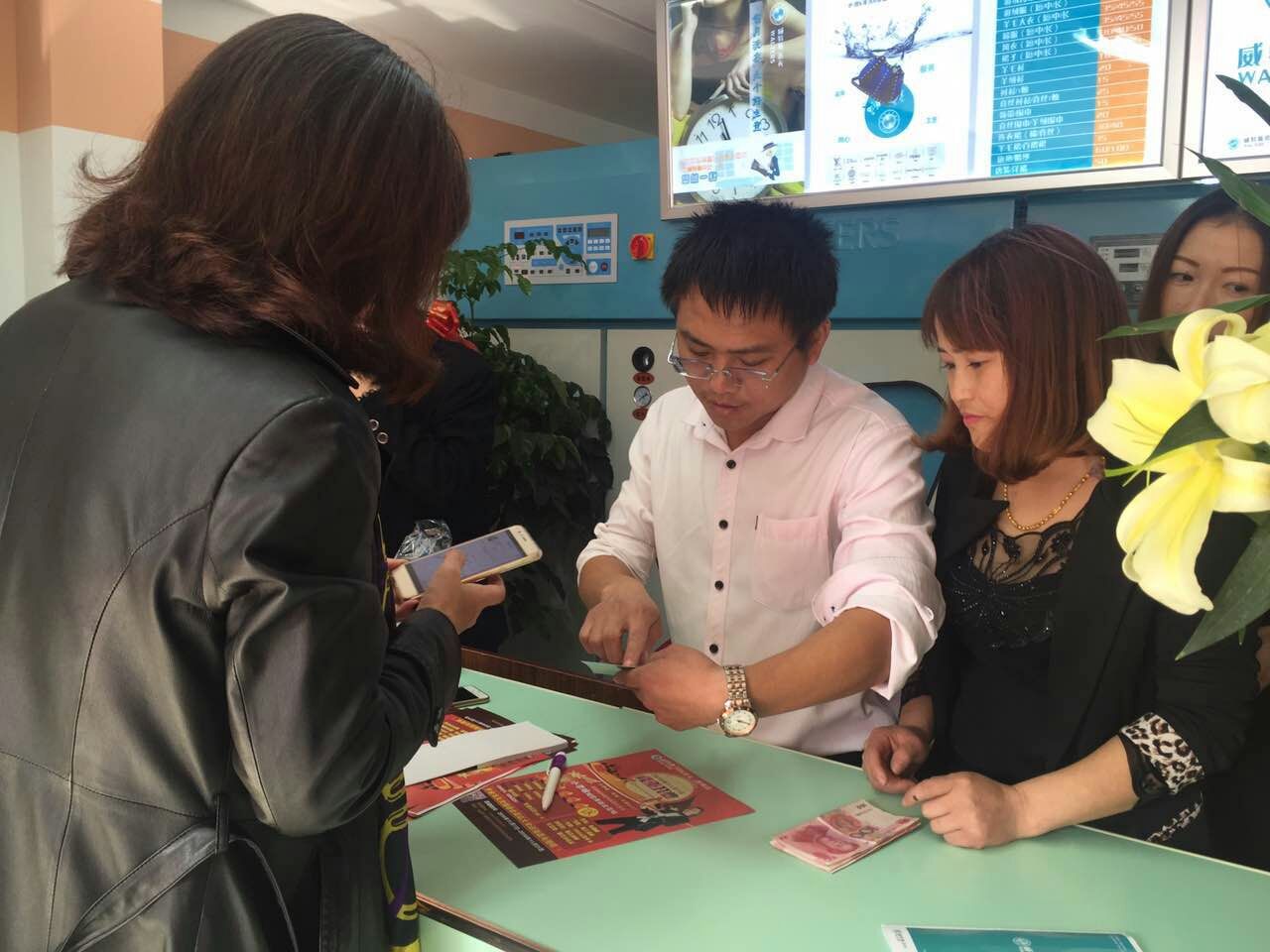 干洗店衣物分类检查工作